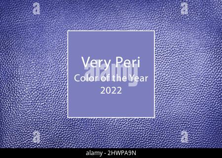 Texture d'arrière-plan en cuir violet. Très peri couleur de l'année 2022. Banque D'Images