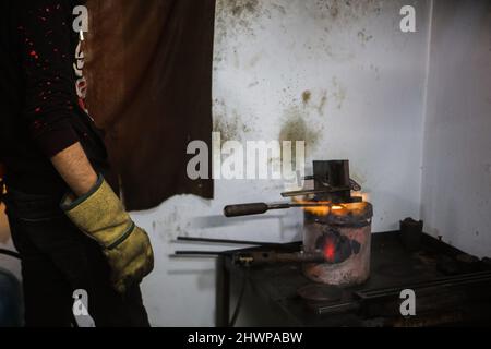 Gaziantep, Anatolie du Sud-est, Turquie. 4th mars 2022. Gaziantep, Turquie. 04 mars 2022. Des morceaux d'or qui ne sont plus utilisés sont fondus dans une fonderie syrienne de la ville turque de Gaziantep. La première étape du recyclage de l'or est réalisée par fusion de morceaux de métaux précieux à une température d'environ 1060 degrés Celsius. Le recyclage de l'or permet une production plus durable du métal précieux tout en le rendant plus abordable (Credit image: © Zakariya Yahya/IMAGESLIVE via ZUMA Press Wire) Banque D'Images