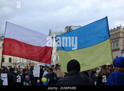 Cracovie, Pologne - 27 février 2022: Drapeau de l'Ukraine et de la Pologne se sont liés lors de la manifestation publique pour soutenir l'Ukraine contre l'agression russe Banque D'Images