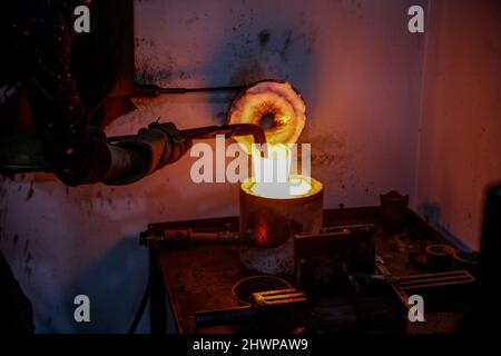 Gaziantep, Anatolie du Sud-est, Turquie. 4th mars 2022. Gaziantep, Turquie. 04 mars 2022. Des morceaux d'or qui ne sont plus utilisés sont fondus dans une fonderie syrienne de la ville turque de Gaziantep. La première étape du recyclage de l'or est réalisée par fusion de morceaux de métaux précieux à une température d'environ 1060 degrés Celsius. Le recyclage de l'or permet une production plus durable du métal précieux tout en le rendant plus abordable (Credit image: © Zakariya Yahya/IMAGESLIVE via ZUMA Press Wire) Banque D'Images