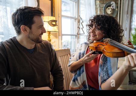 Professeur de violon aidant une femme étudiante à la maison Banque D'Images