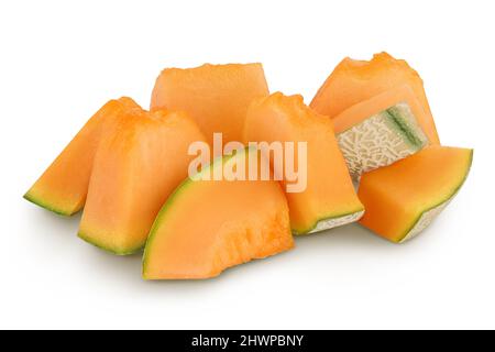 Morceaux de melon de cantaloup isolés sur fond blanc avec un chemin d'écrêtage et une pleine profondeur de champ. Banque D'Images