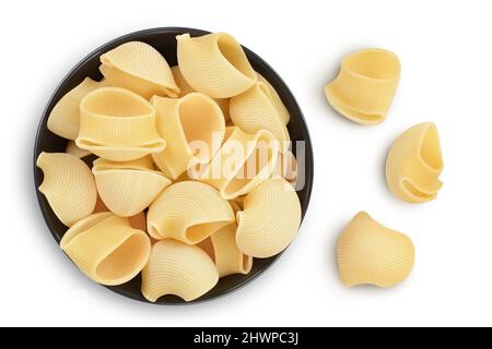 pâtes lumaconi dans un bol en céramique isolé sur fond blanc avec passe-cheveux et profondeur de champ totale. Vue de dessus. Pose à plat Banque D'Images