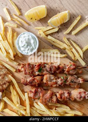 Plat de Souvlaki, poulet grec. Brochettes de viande grillée et pain pita sur une table en bois, vue rapprochée du dessus, Banque D'Images