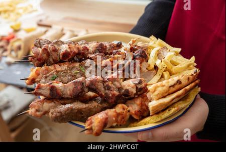 Variété de brochettes de viande grillée, poulet et porc Souvlaki, donateur de kebab. Servi dans une assiette, vue rapprochée. Grillades grecques Banque D'Images