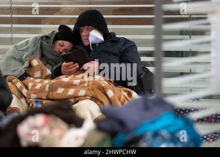Berlin, Allemagne. 06th mars 2022. Personnes au sol dans la gare principale de Berlin. Credit: Paul Zinken/dpa/Archivbild/dpa/Alay Live News Banque D'Images