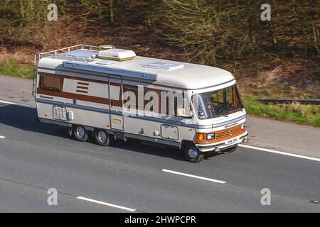 1983 80s années 80 HYMER 4 berth hypermobile motorhome campervan Camper American style RV Mercedes Benz 2938cc diesel American style LWB Motorhome conduite sur le M61 Manchester, Royaume-Uni Banque D'Images