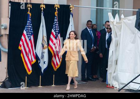 Selma, Vereinigte Staaten. 06th mars 2022. Le vice-président des États-Unis, Kamala Harris, est présenté avant la traversée cérémonielle du pont Edmund Pettus à Selma, Alabama, pour commémorer le dimanche sanglant de 57th, le 6 mars 2022. Crédit: ANDI Rice/Pool via CNP/dpa/Alay Live News Banque D'Images