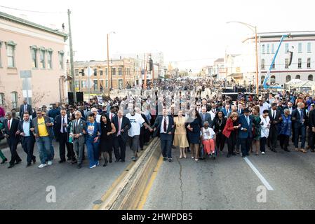 Selma, Vereinigte Staaten. 06th mars 2022. Le vice-président des États-Unis, Kamala Harris, et les dirigeants des droits civils traversent en cérémonie le pont Edmund Pettus à Selma, Alabama, pour commémorer le dimanche sanglant de 57th, le 6 mars 2022. Crédit: ANDI Rice/Pool via CNP/dpa/Alay Live News Banque D'Images