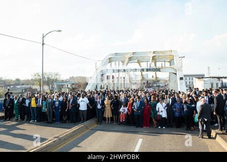 Selma, Vereinigte Staaten. 06th mars 2022. Le vice-président des États-Unis, Kamala Harris, et les dirigeants des droits civils traversent en cérémonie le pont Edmund Pettus à Selma, Alabama, pour commémorer le dimanche sanglant de 57th, le 6 mars 2022. Crédit: ANDI Rice/Pool via CNP/dpa/Alay Live News Banque D'Images