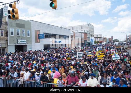 Selma, Vereinigte Staaten. 06th mars 2022. La foule attend l'arrivée du vice-président des États-Unis, Kamala Harris, alors qu'elle se prépare à commémorer le dimanche sanglant de 57th à Selma, en Alabama, le 6 mars 2022. Crédit: ANDI Rice/Pool via CNP/dpa/Alay Live News Banque D'Images