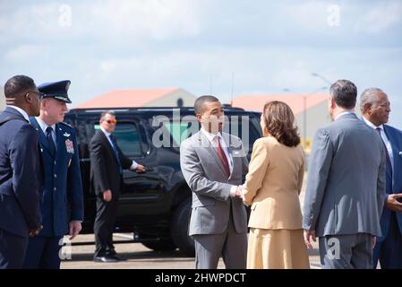 Le vice-président des États-Unis, Kamala Harris, salue le maire Steven Reed (démocrate de Montgomery Alabama) à la base aérienne de Maxwell à Montgomery, EN ALABAMA, alors qu'elle se prépare à commémorer le dimanche sanglant de 57th, le 6 mars 2022. Crédit: ANDI Rice/Pool via CNP Banque D'Images