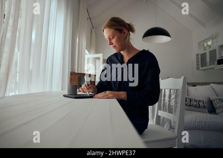 Femme de mode caucasienne travaillant à domicile Banque D'Images