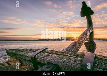 Appledore, North Devon, Angleterre. Lundi 7th mars 2022. Après une autre nuit froide sur la côte, le vent se lève tandis que le soleil se lève derrière le point de repère Anchor sur le quai dans le village d'Appledore dans le nord du Devon. Crédit : Terry Mathews/Alay Live News Banque D'Images