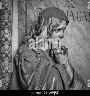 Belle jeune femme statue en marbre avec les mains repliées dans la prière Banque D'Images