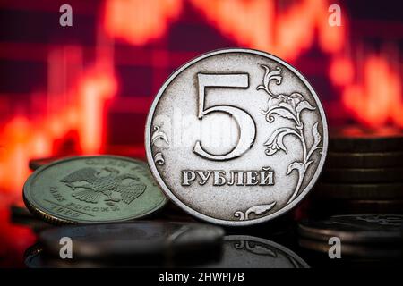 5 Ruble coin Obverse inflation concept de stagflation valeur chute Plunge graphique ligne rouge macro Banque D'Images