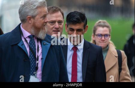 Londres, Angleterre, Royaume-Uni. 7th mars 2022. Le chancelier de l'Échiquier RISHI SUNAK est vu hors du Trésor à Westminster, (image de crédit: © Tayfun Salci/ZUMA Press Wire) crédit: ZUMA Press, Inc./Alay Live News Banque D'Images