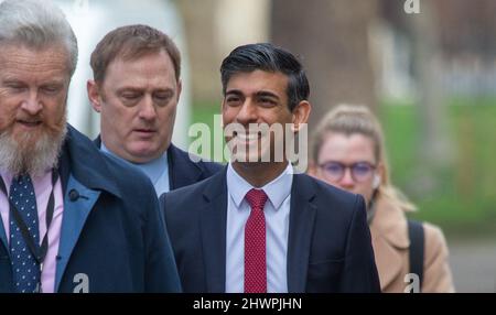 Londres, Angleterre, Royaume-Uni. 7th mars 2022. Le chancelier de l'Échiquier RISHI SUNAK est vu hors du Trésor à Westminster, (image de crédit: © Tayfun Salci/ZUMA Press Wire) crédit: ZUMA Press, Inc./Alay Live News Banque D'Images