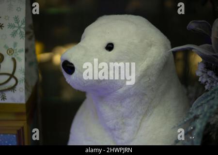 Figure de chien blanc. Jouet doux avec nez noir. Chien de Noël avec cheveux blancs. Article en magasin. Banque D'Images