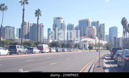 Voitures et palmiers sur le bord de l'eau Harbor Drive, gratte-ciel dans le centre-ville, horizon ou paysage urbain en Californie, États-Unis. Trafic et architecture sur la côte. Civic Center, Administration de San Diego. Banque D'Images