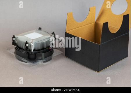 Nouveau refroidisseur AMD CPU et boîte vide en carton noir. AMD est une société multinationale américaine de semi-conducteurs basée à Santa Clara, en Californie. Ukraine, Banque D'Images