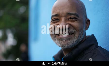 Un visage de portrait d'homme noir souriant Banque D'Images