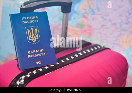 Passeport international ukrainien et carte du monde concept de réfugié . Photo de haute qualité Banque D'Images