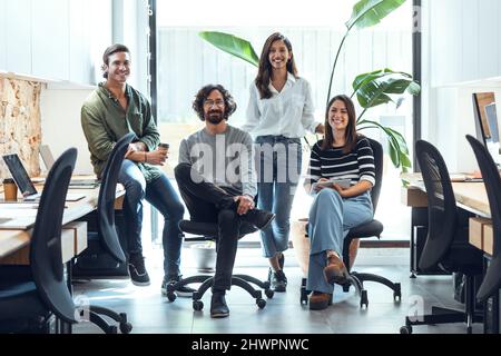 Des hommes d'affaires et des femmes d'affaires multiraciaux confiants dans le bureau de coworking Banque D'Images