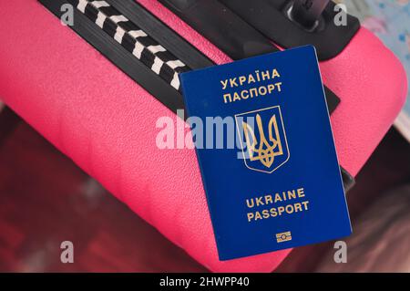 Passeport international ukrainien et carte du monde concept de réfugié . Photo de haute qualité Banque D'Images