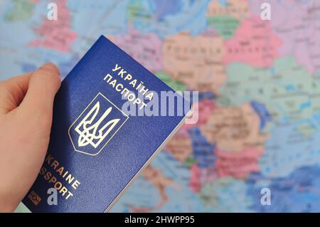 Passeport international ukrainien et carte du monde concept de réfugié . Photo de haute qualité Banque D'Images