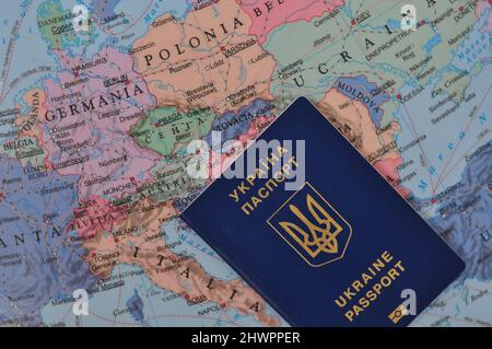 Passeport international ukrainien et carte du monde concept de réfugié . Photo de haute qualité Banque D'Images