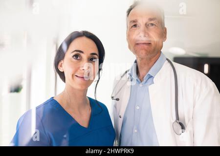 Infirmière souriante et médecin à l'hôpital Banque D'Images