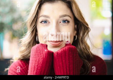 Young woman with hand on chin Banque D'Images