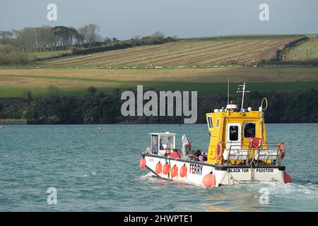 Le ferry qui relie Padstow et Rock traverse l'estuaire de la rivière Camel à Cornwall Banque D'Images
