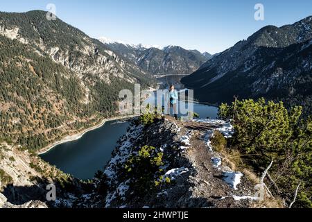 Sentier de femme à Tauern au-dessus du lac Plansee, Alpes d'Ammergau, Reutte, Tyrol, Autriche Banque D'Images