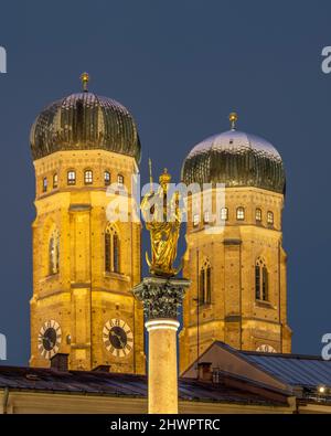 Allemagne, Bavière, Munich, colonne Mariensaule au crépuscule avec cathédrale notre-Dame en arrière-plan Banque D'Images