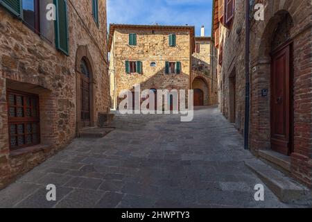 Grands murs de briques en pierre des bâtiments médiévaux de la ville de Monticchiello en Toscane. Val d'Orcia, Italie Banque D'Images