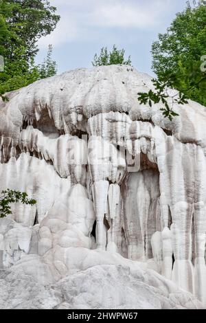 Le rocher de la Baleine blanche ((la Balena Bianca) dans le Bagni San Filippo avec des dépôts de calcium blanc. Val d'Orcia. Toscane, Italie Banque D'Images