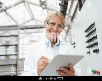 Bon biologiste avec un Tablet PC en laboratoire Banque D'Images