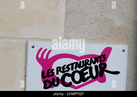 Bordeaux , Aquitaine France - 01 28 2022 : logo de la marque restaurants du coeur et texte sur panneau mural à l'entrée de la salle Banque D'Images