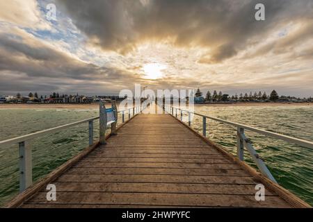 Australie, Australie méridionale, Adélaïde, jetée de Henley Beach au coucher du soleil nuageux Banque D'Images