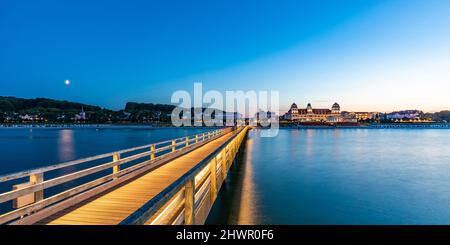 Allemagne, Mecklembourg-Poméranie-Occidentale, Binz, quai vide au crépuscule avec Kurhaus Binz en arrière-plan Banque D'Images