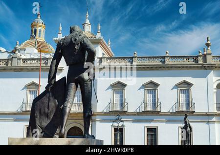 Vue arrière du monument de l'arônageur espagnol Manolo Vazquez sur le Paseo de Cristobal Colon, devant la statue de la mère du roi Juan Carlos. Banque D'Images