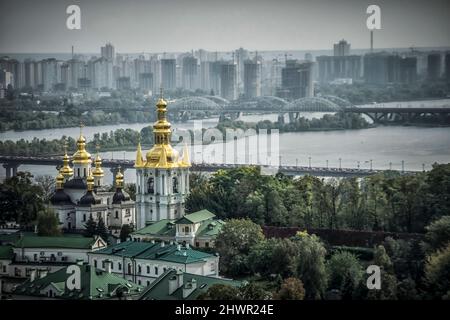 Kiev, Ukraine – 10th octobre 2020 : vue panoramique de Kiev avec les toits dorés de l'église au premier plan Banque D'Images