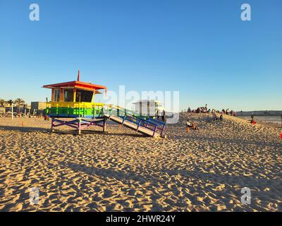 Hermosa Beach, Californie, États-Unis - février 26 2022 : station de sauveteurs peinte en couleurs arc-en-ciel pour le mois de la fierté Banque D'Images