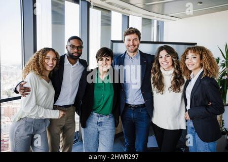 Des collègues d'affaires multiethniques se tenant ensemble au bureau Banque D'Images