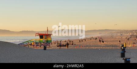 Hermosa Beach, Californie, États-Unis - février 26 2022 : station de sauveteurs peinte en couleurs arc-en-ciel pour le mois de la fierté Banque D'Images
