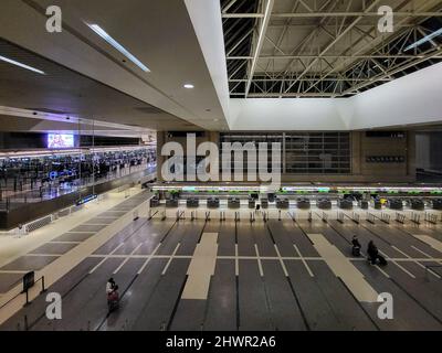 LOS ANGELES, 7 FÉVRIER 2022 : au-dessus de la vue des personnes non identifiées qui marchent à l'intérieur de l'aéroport international de Los Angeles LAX Banque D'Images
