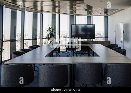 Salle de conseil vide avec tables et chaises disposées dans le bureau Banque D'Images