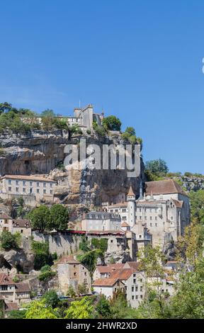 France, Lot, Rocamadour, vue sur la ville en bord de falaise en été Banque D'Images